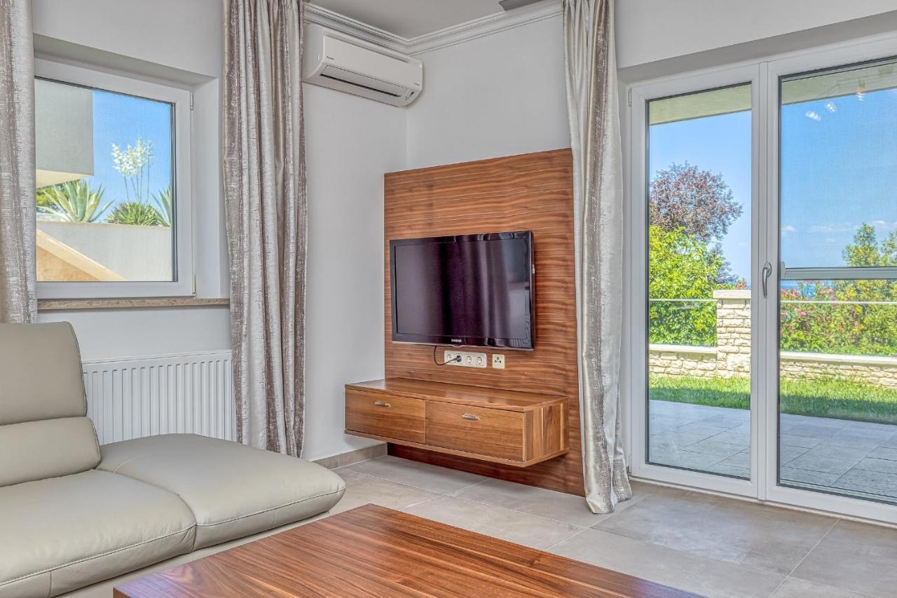 Villa Milena With Pool And Sea View Crveni Vrh Exterior foto